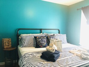 Kamar Standar, 1 Tempat Tidur King, Bebas Asap Rokok, lemari es | Seprai premium, bantalan ekstra lembut, dan brankas