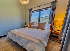 3 habitaciones, tabla de planchar con plancha y cuna de viaje 