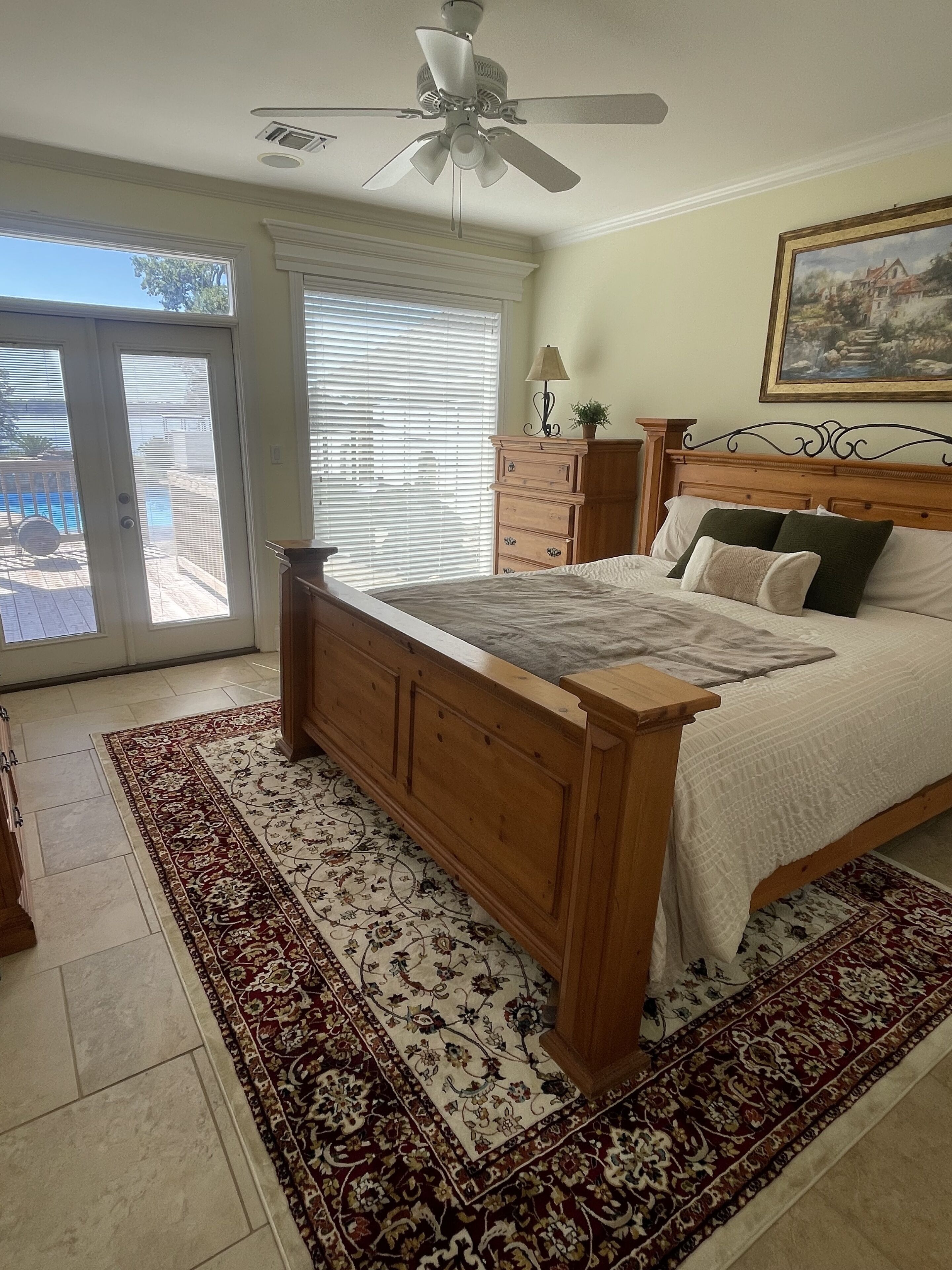 5 habitaciones, tabla de planchar con plancha y cuna de viaje 