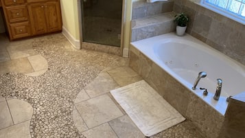 Douche, baignoire à jets, sèche-cheveux, serviettes fournies