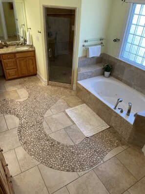Shower, jetted tub, hair dryer, towels - Poolside Paradise on Cross Lake (Shreveport)