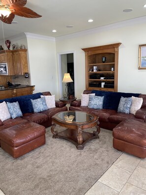 Smart-TV, Kamin, DVD-Player, Bücher