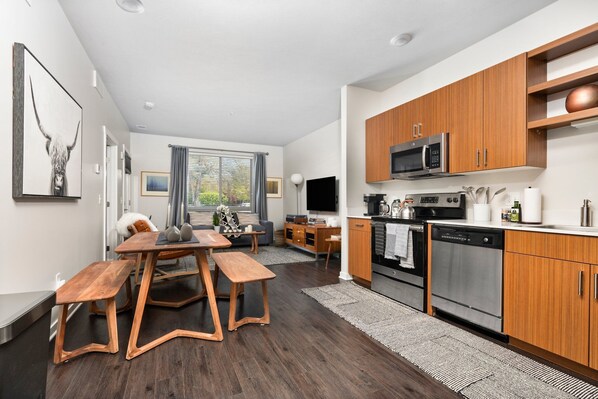 ثلاجة، ميكروويف، فرن، موقد طهي مسطح