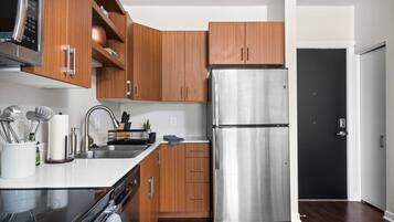 Jääkaappi, mikroaaltouuni, uuni, liesi