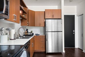 Jääkaappi, mikroaaltouuni, uuni, liesi