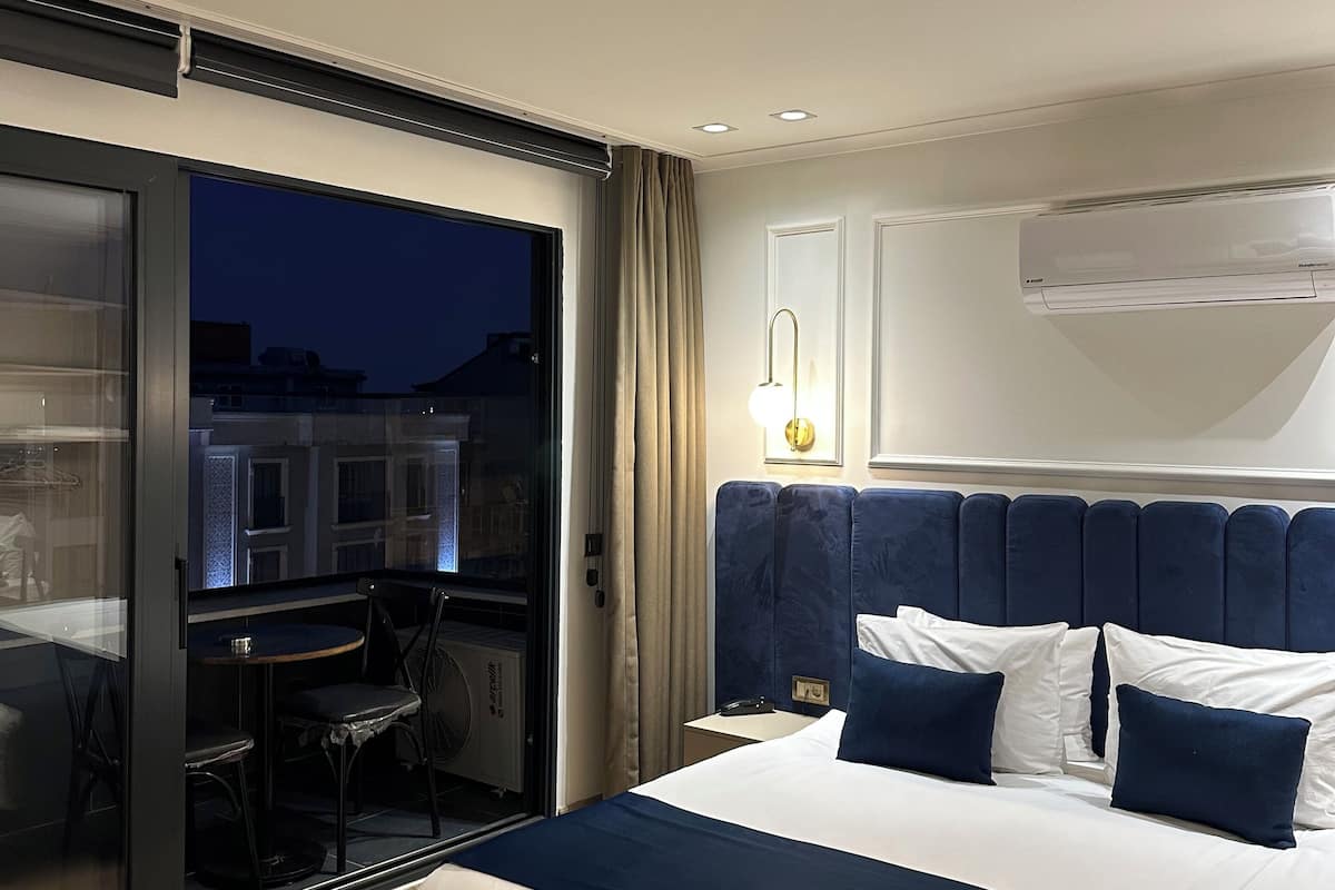Suite Romantique, balcon, vue ville | 1 chambre, literie de qualité supérieure, minibar