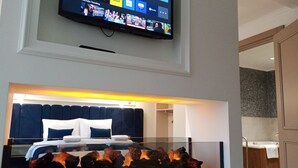ロマンティック スイート バルコニー シティビュー | リビング エリア | 42 インチの液晶テレビ (衛星放送視聴可)、スマートテレビ