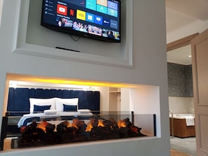 Romanttinen sviitti, parveke, kaupunkinäköala | Oleskelualue | 42–tuumainen LCD-televisio, jossa satelliittikanavat