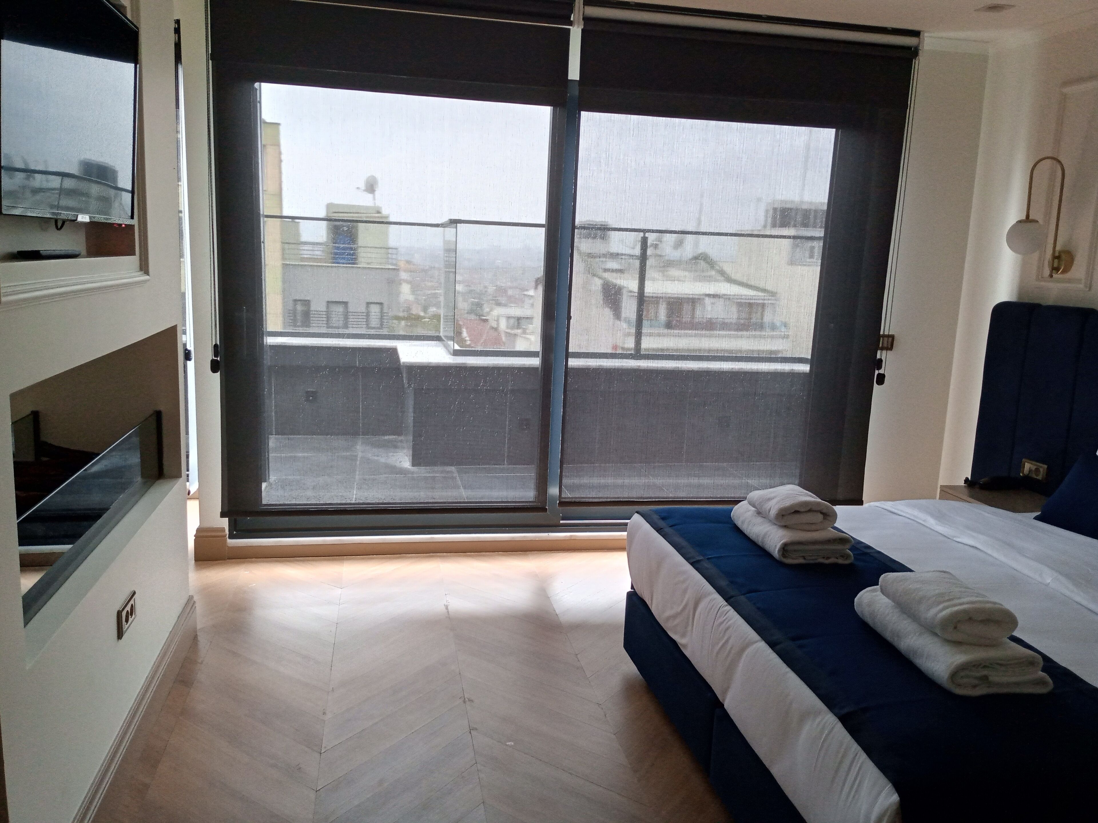 Romantische suite, balkon, uitzicht op de stad | Terras