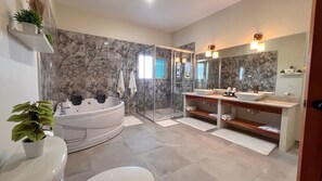 Dusche, Whirlpool, Haartrockner, Handtücher