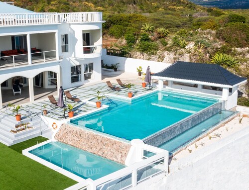 Coral Bay Chateau - Luxury Villa in Treasure Beach