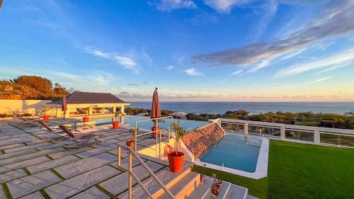 Coral Bay Chateau - Luxury Villa in Treasure Beach