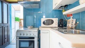 Køleskab, mikrobølgeovn, ovn, kaffe-/temaskine