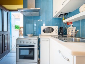 Refrigerador, microondas, horno, cafetera/tetera