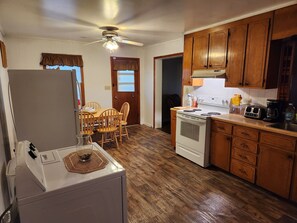 冰箱、微波炉、烤箱、炉灶