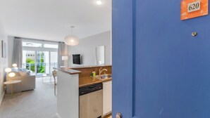 A modern apartment with a kitchen, dining area, and living room. - Belltown Perch explore like a local (Seattle)