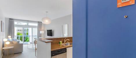 Un appartement moderne comprenant une cuisine, un coin repas et un salon.
