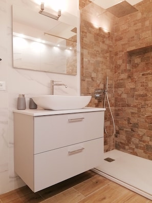 Een douche, een haardroger, een bidet, handdoeken