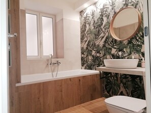 Douche, sèche-cheveux, bidet, serviettes fournies