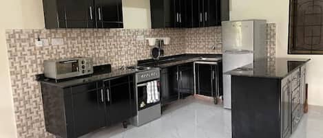 冷蔵庫、電子レンジ、オーブン、コンロ