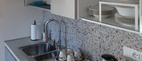 Kühlschrank, Mikrowelle, Herdplatte, Geschirrspüler