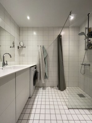 Shower, hair dryer, towels, soap - Spacious apartment in quiet and family friendly neighbourhood. (København)
