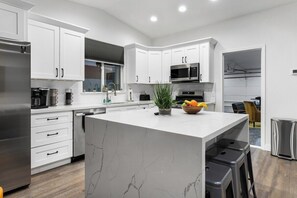 Fridge, microwave, oven, stovetop - 5Bed 3Bath Desert Retreat Walk to Coachella (Indio)