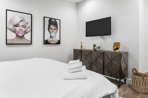 5 bedrooms, iron/ironing board, WiFi, bed sheets - 5Bed 3Bath Desert Retreat Walk to Coachella (Indio)