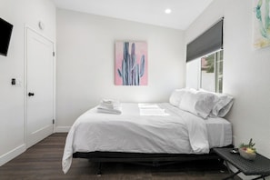 5 bedrooms, iron/ironing board, WiFi, bed sheets