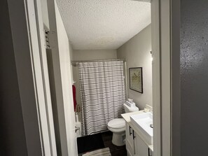 Towels, soap, toilet paper - Cozy Apartment in Zilker - 2 minutes to Downtown! (Austin)
