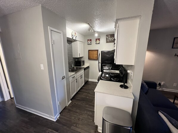 Private kitchen - Cozy Apartment in Zilker - 2 minutes to Downtown! (Austin)