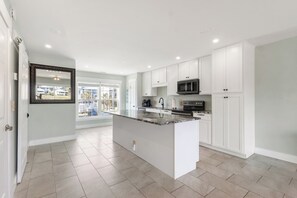 Een koelkast, een magnetron, een oven, een kookplaat