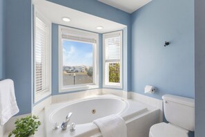 Bubbelbadkar, hårtork, handdukar och tvål