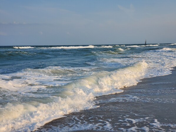 Ligstoelen aan het strand