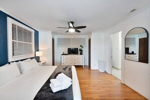 3 bedrooms, iron/ironing board, travel crib, WiFi - Lake Hickory Trio 3BR Blue Unit (Catawba County)