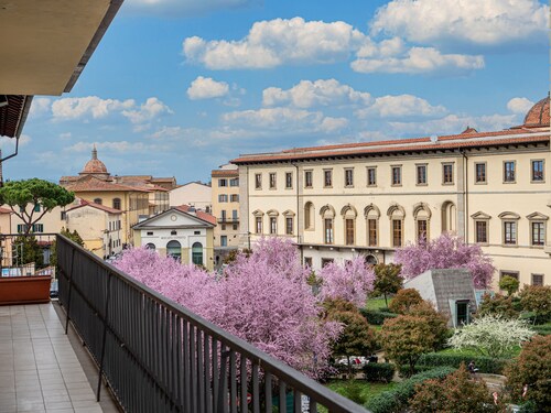 Downtown apartment of 180sqm offers WiFi a panoramic balcony.