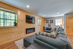 Smart-tv, een open haard en boeken