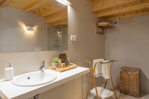 シャワー、ヘアドライヤー、ビデ、タオル