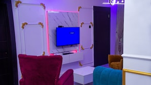 케이블 채널 시청이 가능한 75인치 스마트 TV, TV, 벽난로