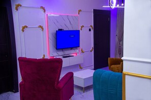 75-inch Smart TV with cable channels, TV, fireplace - RichVilla Apartments & Hotels (Lagos)