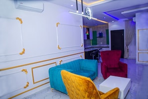 TV connectée de 75 pouces avec chaînes par câble, télévision, cheminée