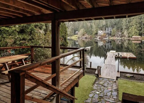 Lakefront Cottage- Private Dock & sandy beach