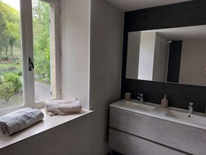 Een douche, een bubbelbad, een haardroger, zeep