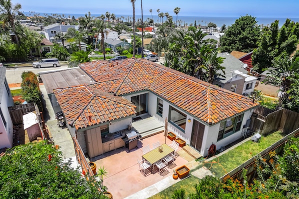 Il s’agit d’une propriété résidentielle dotée d’un toit en tuiles, d’une terrasse avec mobilier d’extérieur et d’une vue sur l’océan.