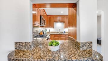 Een koelkast, een magnetron, een oven, een kookplaat