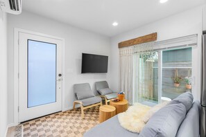 City Apartment | Living area - The Sweetest Suite - 91 Walkscore (Seattle)