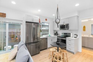 Refrigerador con freezer, microondas, horno, placa de cocina