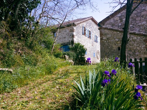 Idyllic farmhouses on a 1.5ha estate with amazing valley views and private pool