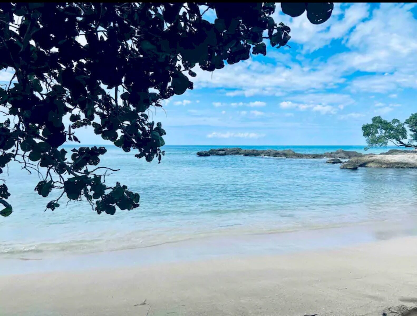 Nær stranden, solsenger og strandhåndklær