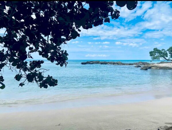 Beach nearby, sun loungers, beach towels